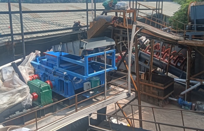 礦石對輥制砂機生產現場 